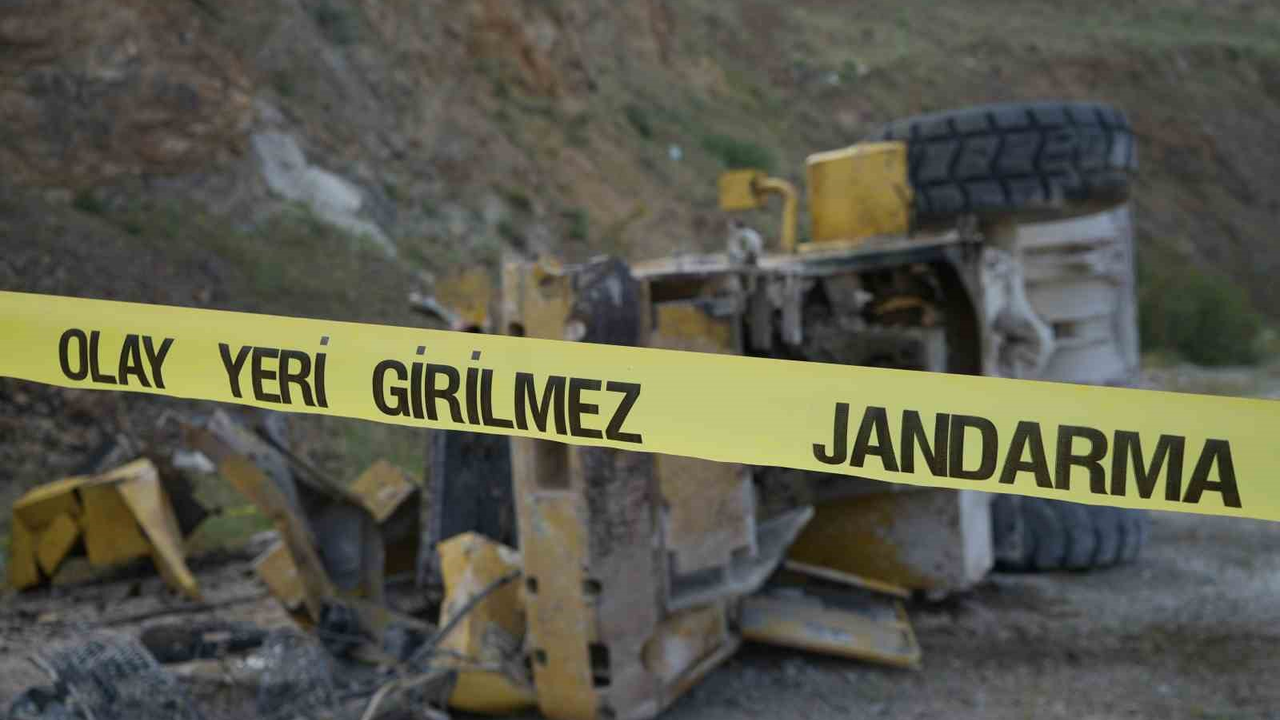 İş makinesi 20 metrelik uçurumdan yuvarlandı: Operatör ağır 