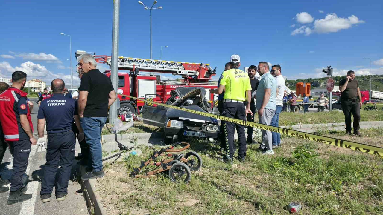 İki otomobil çarpıştı: 3 ölü, 5 yaralı