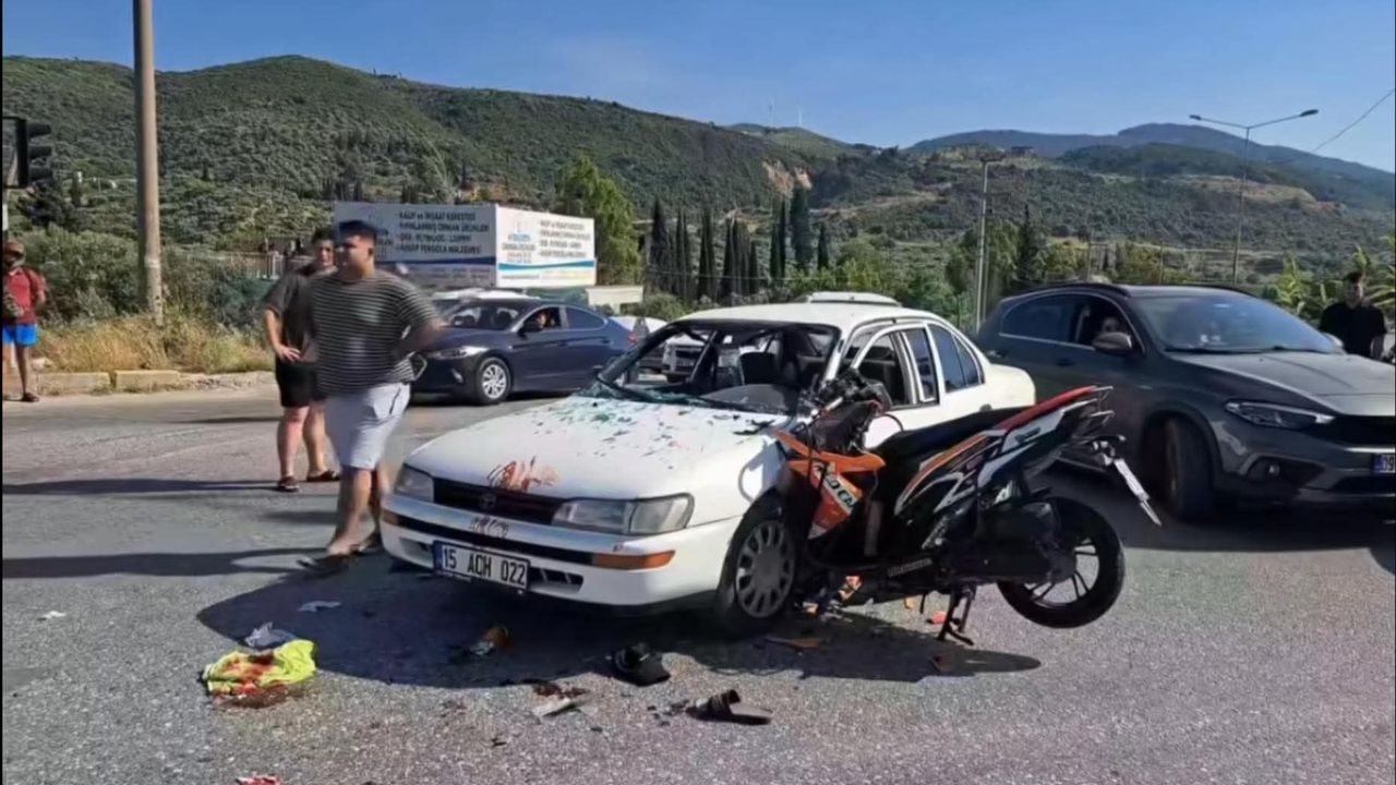 Aydın'da motosiklet otomobile ok gibi saplandı