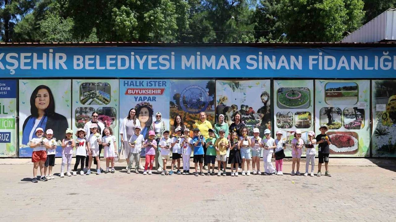 Aydınlı çocuklar toprağa dokunarak öğrendi