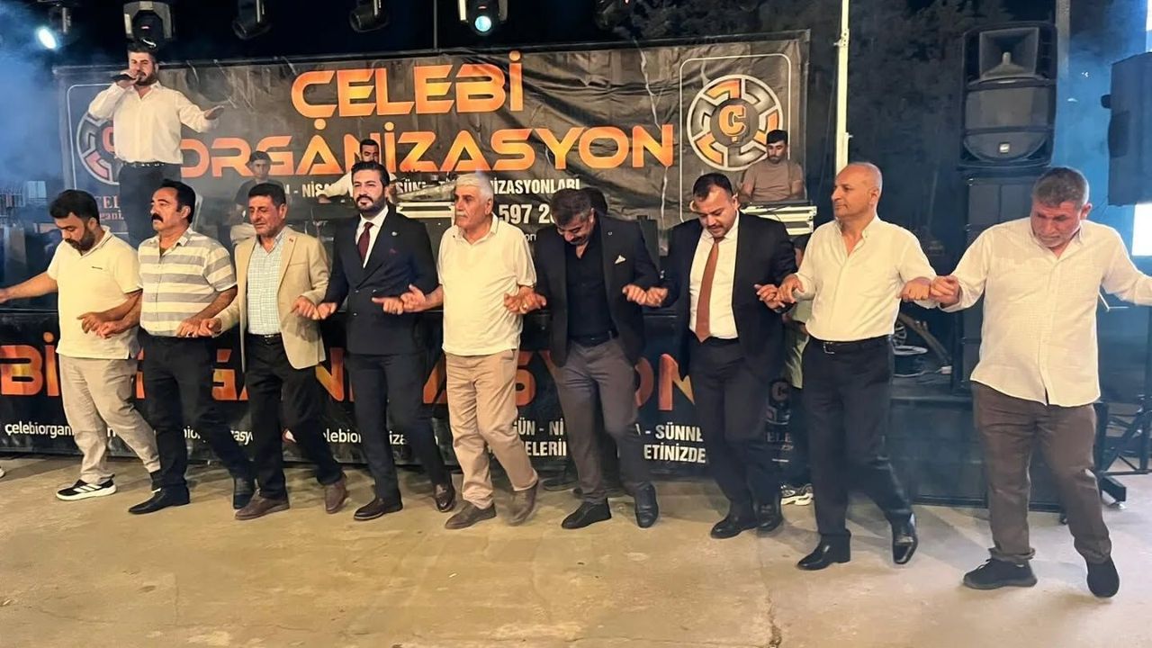 Başkan Cihangiroğlu, düğünde meclis üyeleriyle halay çekti