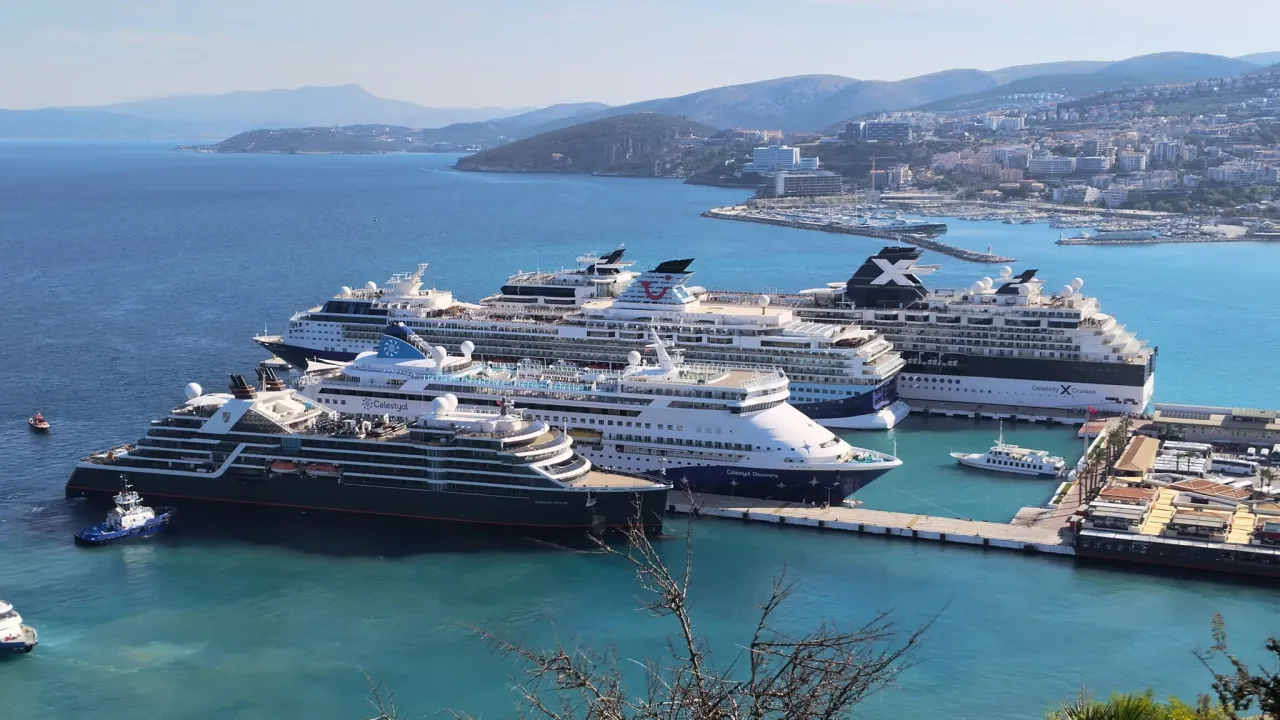 Dev kruvaziyerler 12 bin 659 yolcusuyla Ege Port'ta