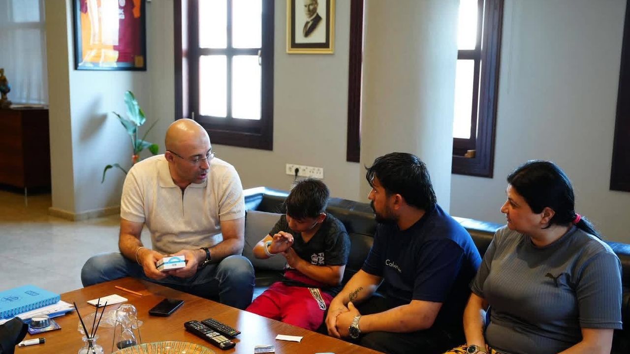 Germencikli Çınar’a anlamlı sürpriz: Başkan Zencirci’den akıllı saat ve forma hediyesi