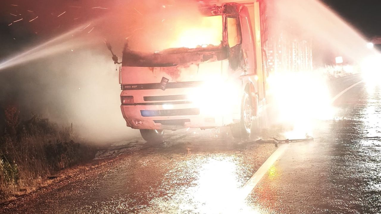 Karacasu'da seyir halindeki kamyonun kupası küle döndü