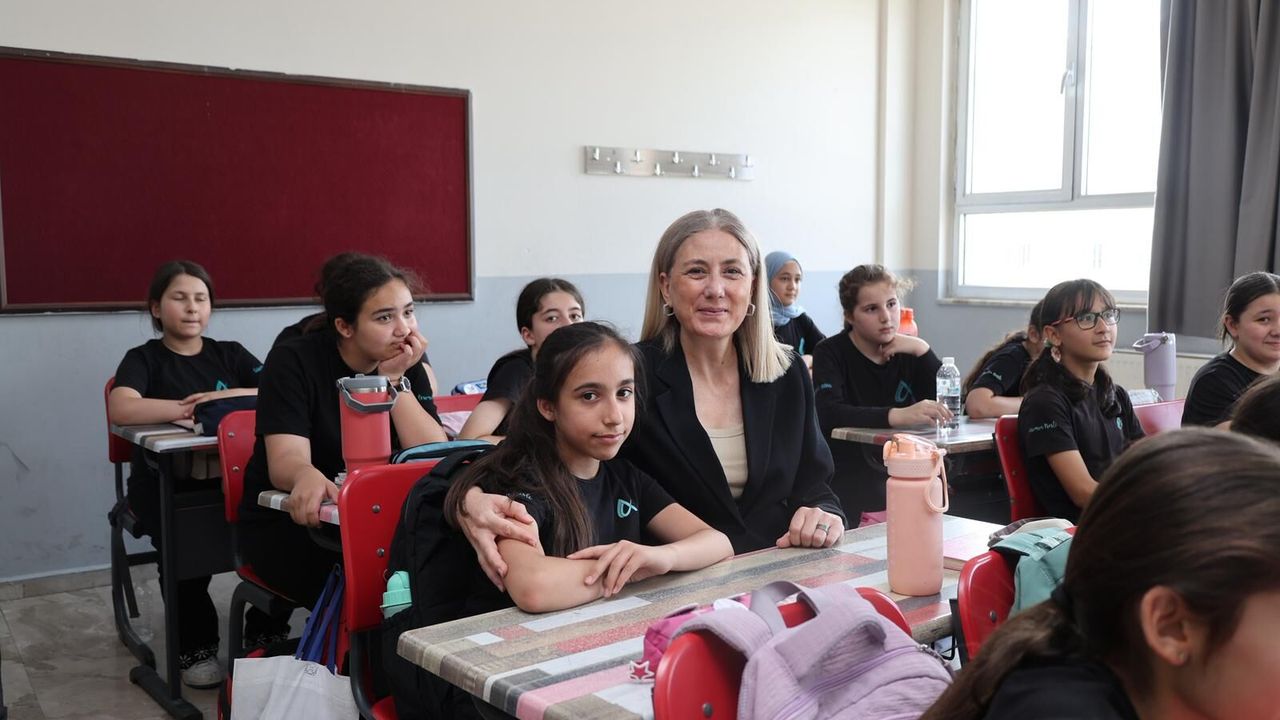 Kaymakam Kan sınıf sınıf gezdi: Nazilli'de eğitime