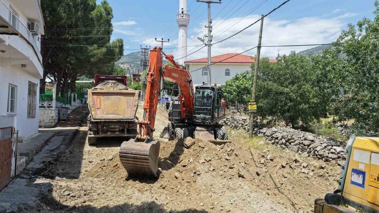 Kuyucak’ta mahalleleri birbirine bağlayan yol yenileniyor