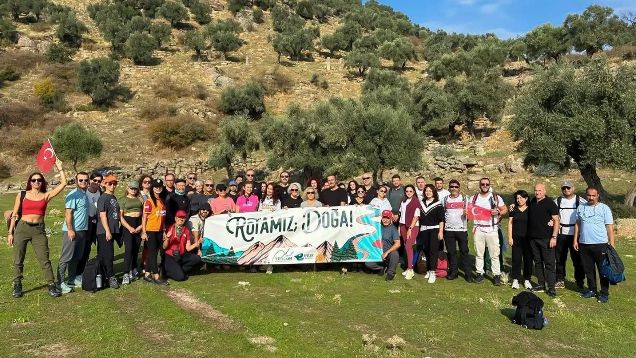 Efeler'de Alinda'ya Cumhuriyet yürüyüşü