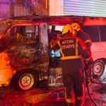 Nazilli’de gece yarısı araç yangını: Alevler yanındaki araca sıçradı