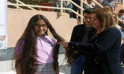 Saçlarını kanser hastalarına bağışladı