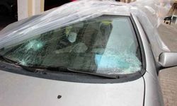 Parke taşıyla otomobillere zarar veren şahıs aranıyor