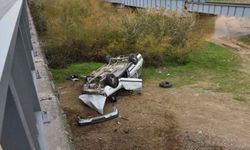 Köprüden uçan otomobilin sürücüsü kurtarılamadı
