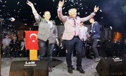 Akın’dan Moralı’da miting gibi toplantı