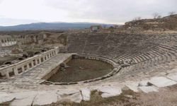 Afrodisias eski günlerini mumla arıyor