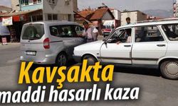 Kavşakta maddi hasarlı kaza