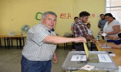 Başkan Savcı oğluyla birlikte oy kullandı
