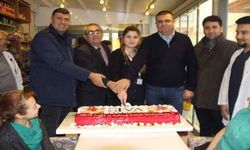 Ege Liva Hastanesi, yeni yılı pasta keserek kutladı