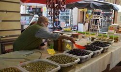 Ekmeğini peynir ve zeytinden çıkarıyor