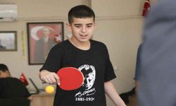Otizmli çocuklarla masa tenisi oynadı