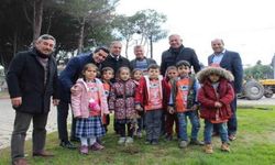 İsmet Akın, çocuklarla fidan dikti