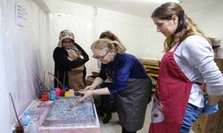 Eşiyle resim ve ebru yapıyor