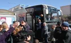 Seçim otobüsüyle şehir turu attı, halkı selamladı