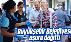 Büyükşehir Belediyesi aşure dağıttı