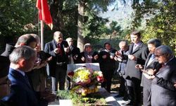 Şehit öğretmen, kabri başında anıldı