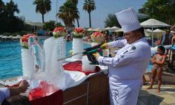 Kuşadası’nda buzdan heykeller serinletti