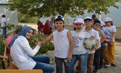 AK Partili gençler minikleri sevindirdi