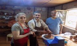 Öğrencileri için çömlek yapımını öğreniyor