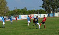 Dili boğazına kaçan futbolcuyu hakem kurtardı