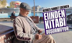 Herkes sohbet ederken o elinden kitabı düşürmüyor