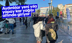 Aydınlılar yeni yıla yapay kar yağışı altında giriyor