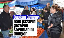 Başkan Gençay, halk pazarını gezerek sorunlarını dinliyor