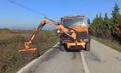 Koçarlı’da trafik güvenliği için çalılar temizleniyor