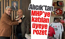 Alıcık'tan MHP’ye katılan üyeye rozet