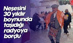 Neşesini 30 yıldır boynunda taşıdığı radyoya borçlu