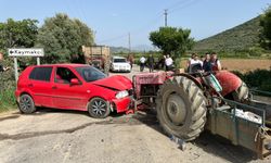 Traktör ile otomobil çarpıştı; 4 yaralı
