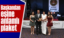 Başkandan eşine anlamlı plaket