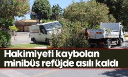 Hakimiyeti kaybolan minibüs refüjde asılı kaldı
