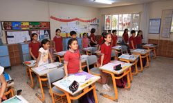 İncirliova’da hayırsever tarafından bağışlanan sıralar okula teslim edildi