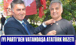 İYİ Parti'den vatandaşa Atatürk rozeti