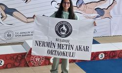 Kuşadalı Azra Yılmaz kulaçlarını Türkiye Şampiyonası'nda attı