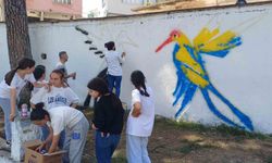 Ortaokul öğrencileri bahçe duvarlarını süsledi