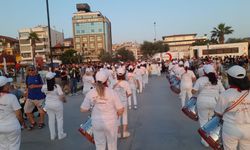 Aydınlı kadın bandocular Kuşadası'nda karnaval havası estirdi