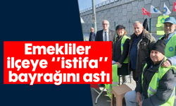 Emekliler ilçeye ''istifa'' bayrağını astı