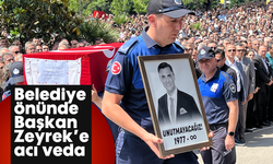 Belediye önünde Başkan Zeyrek’e acı veda