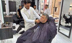 Başkan Künkcü’den esnafa örnek destek: Açılışta ilk tıraşı oldu