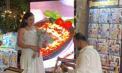 ''Benimle evlenir misin'' sözü Kuşadası'nda trend oldu