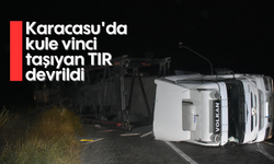 Karacasu'da kule vinci taşıyan TIR devrildi